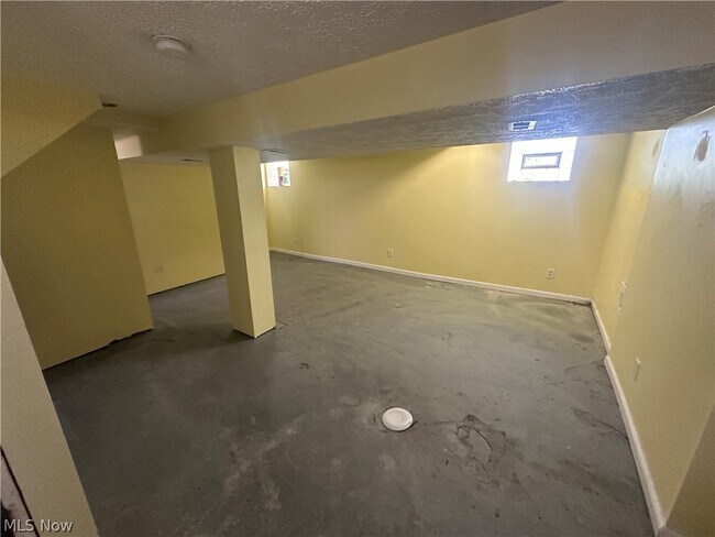 Building Photo - 107 N Valley St