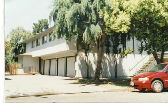 Foto del edificio - 3813 Barker Dr