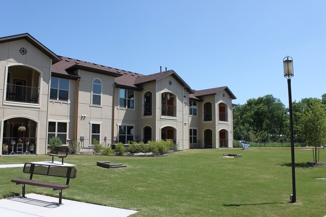 Building Photo - Fairways At Sammons Park