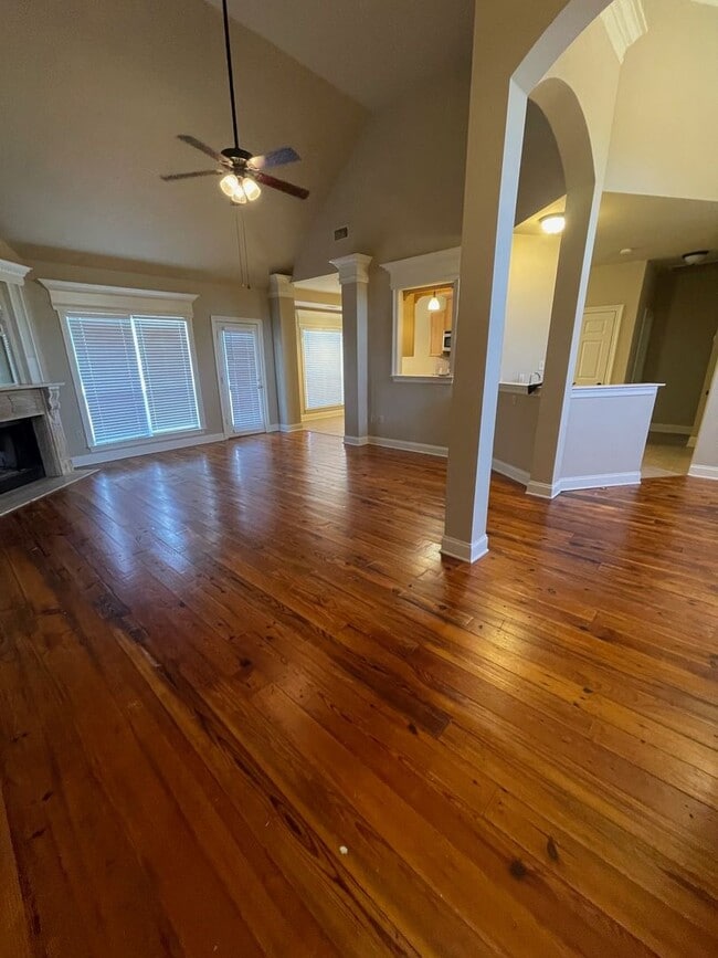 Building Photo - 3 BEDROOM HOUSE!