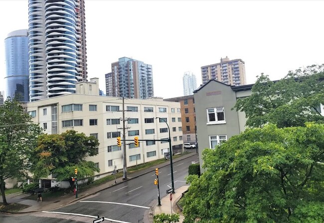 Photo du bâtiment - 921 Thurlow St