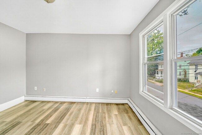 Building Photo - 158 Martin St