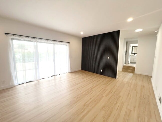 Photo - 4 bed 2.5 Plus bonus room in Redondo Beach. Apartment