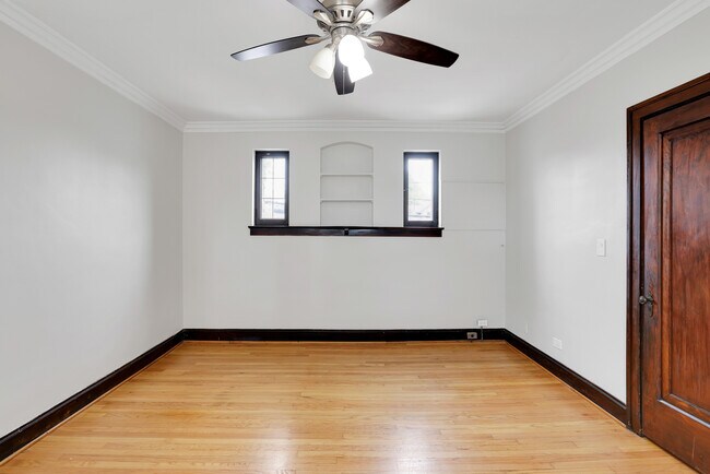 Foto del edificio - 5544 W Leland Ave