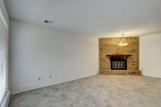 Building Photo - 208 Woodman Dr