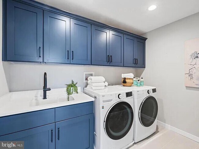 Foto del edificio - 703 Juniper Ct