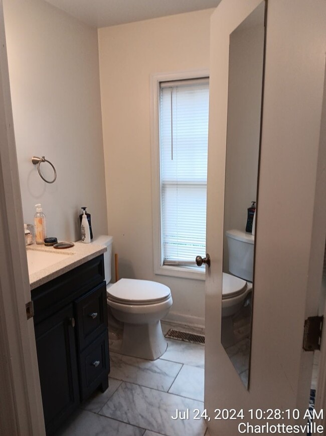 Building Photo - !!!Charming 3-Bedroom 2 Bath Apartment!!! ...