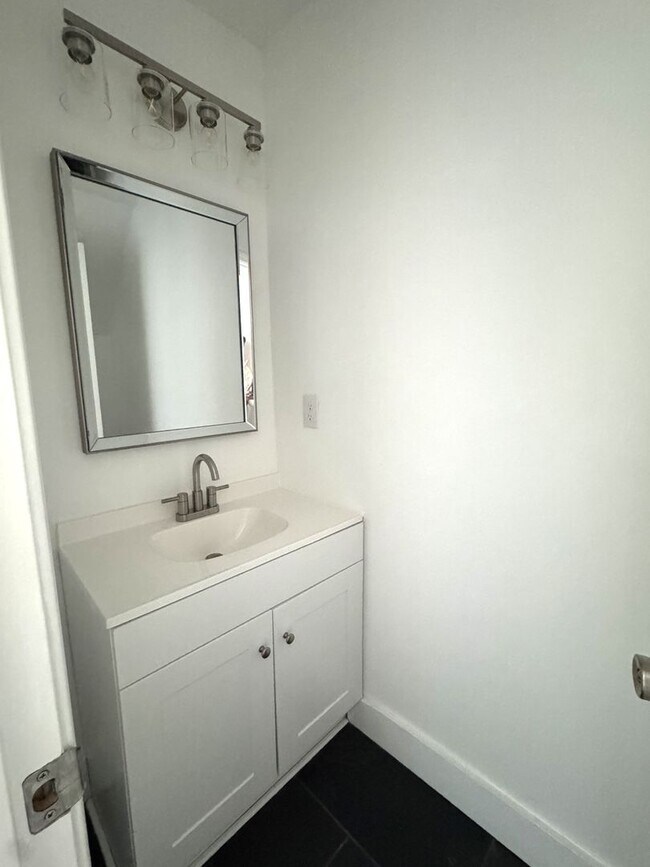 Foto del edificio - Completely Remodeled 2BR/1.5BA Townhome – City Convenience!