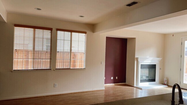 Foto del edificio - Full Bedroom and Bathroom Downstairs