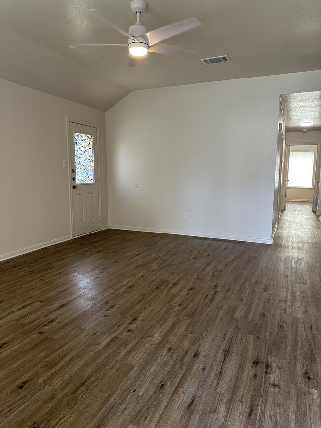 Foto del edificio - 401 Topeka Ct