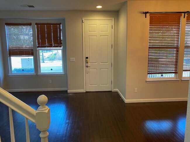 Foto del edificio - Cute Roseville home walking distance to Ki...