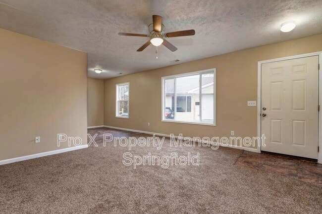 Building Photo - 652 N Belview Ave