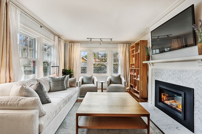 Building Photo - Ravenna Home