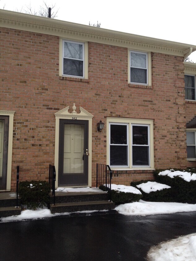 Primary Photo - 142 Point Of Woods Dr