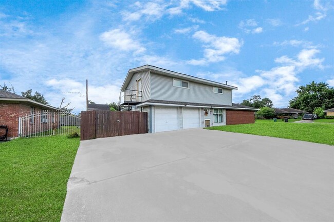 Building Photo - 5747 Turtle Creek Rd