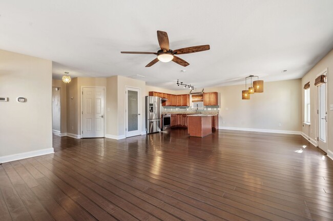 Foto del edificio - Spacious 3 bed/2.5 bath with fenced yard a...