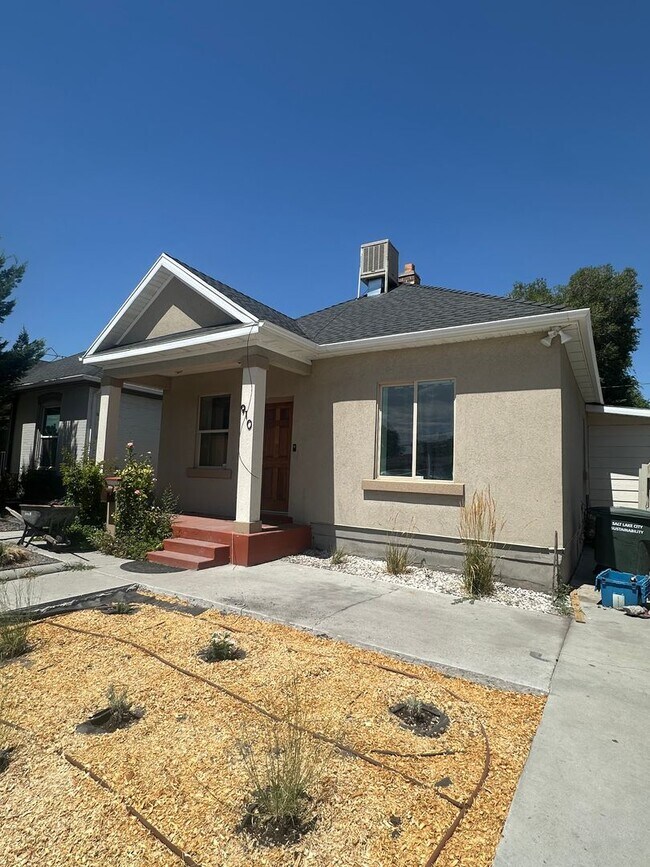Building Photo - GORGEOUS Home!