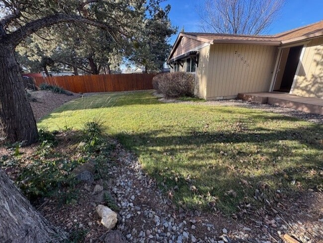 Building Photo - Single level home NE Bend with RV parking