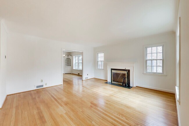 Building Photo - NW DC locale...3 level - 2/2.5 w/ off street parking  - 16 months only