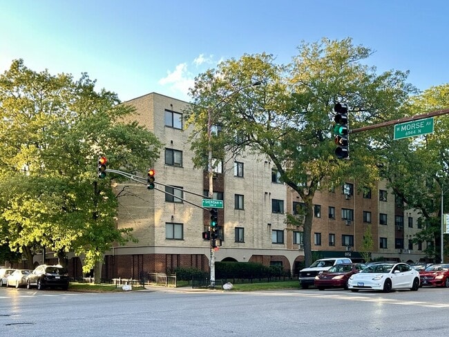 Building Photo - 6954 N Sheridan Rd