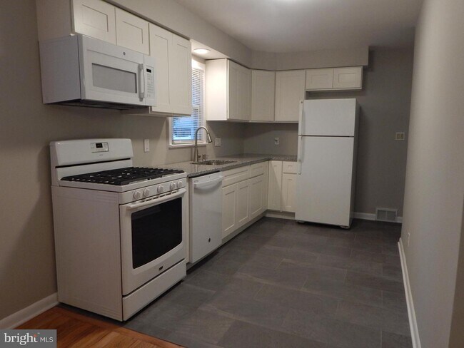 Building Photo - 174 Maple Shade Ave