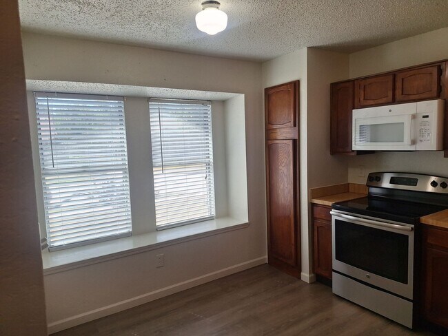 Building Photo - 3944-3946 Queens Ct