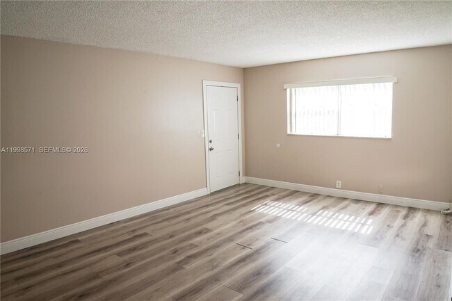 Foto del edificio - 4280 Woodside Dr