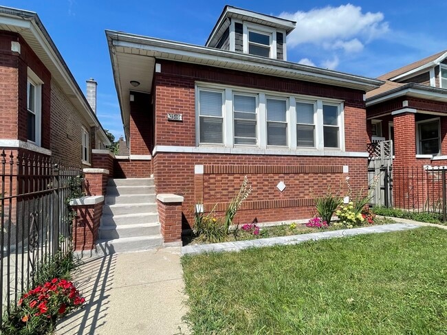 Building Photo - 2516 N Keeler Ave