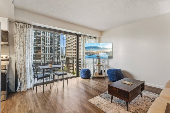 Building Photo - Downtown Honolulu Condo - AC . W/D . Full Kitchen