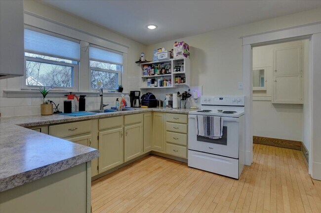 Foto del edificio - Single Family Home - 4+ Bedroom | 2 Bath