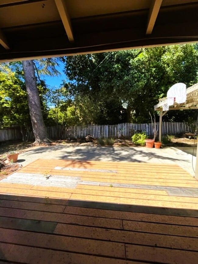 Building Photo - 634 Stanford Dr