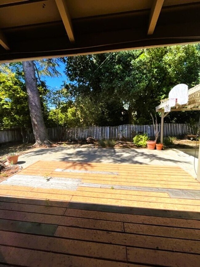 Foto del edificio - 634 Stanford Dr