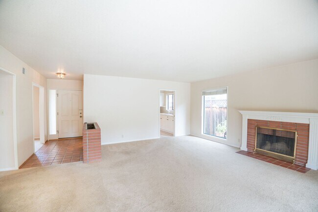 Foto del edificio - Spacious Single Story Home on Large Lot in...