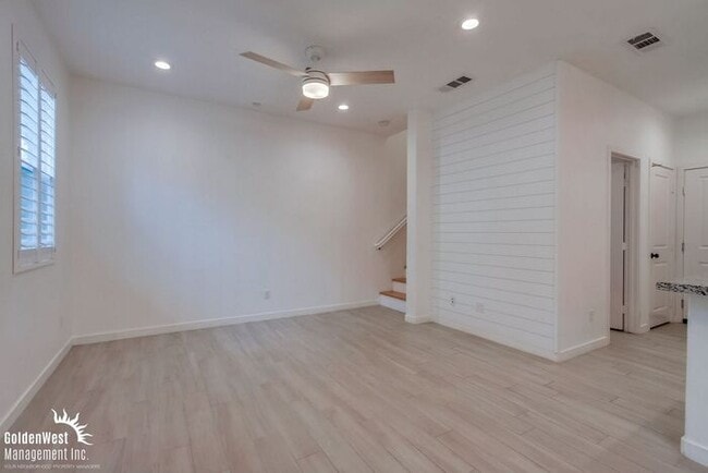 Building Photo - Stunning 3Bdm 2.5Ba Townhouse in Gated Com...