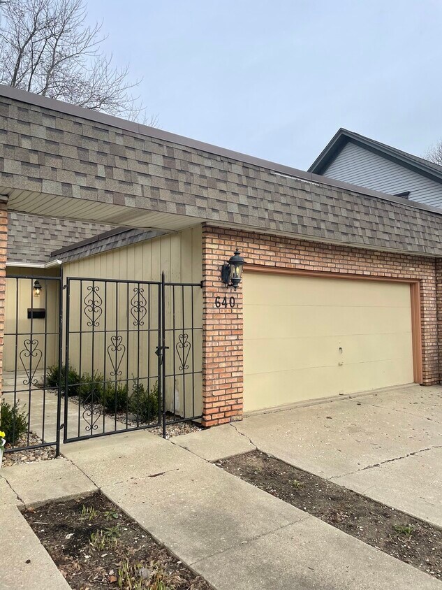 640 S Hough St Unit 640, Barrington, IL 60010 Condo for Rent in