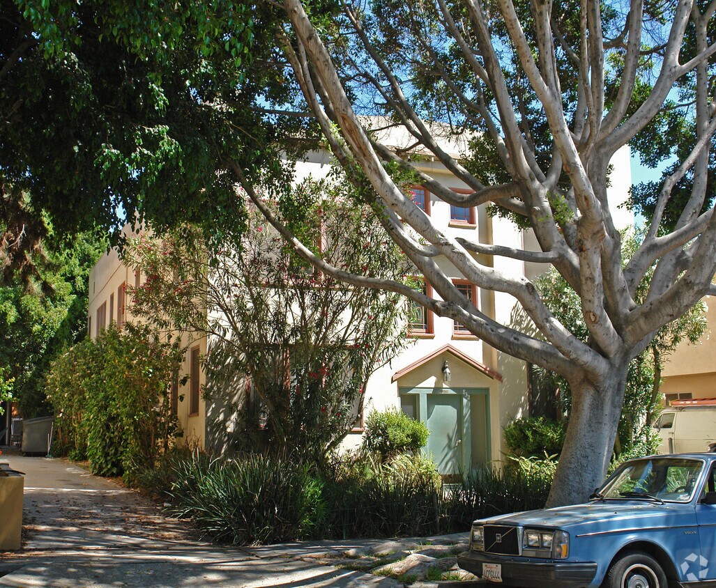 Foto del edificio - 832 N Edinburgh Ave