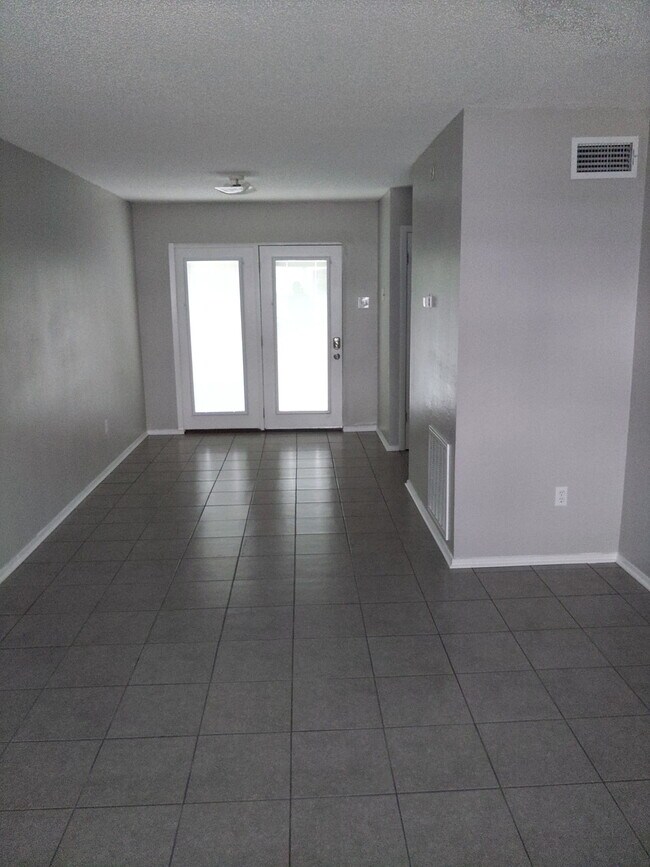 Building Photo - 110 Omega St