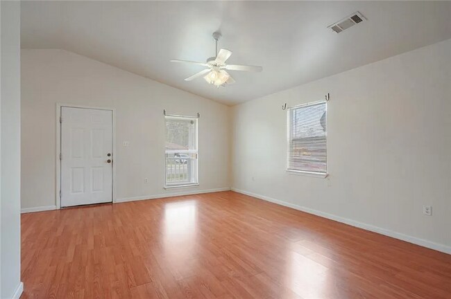 Foto del edificio - 370 Cedar Ln
