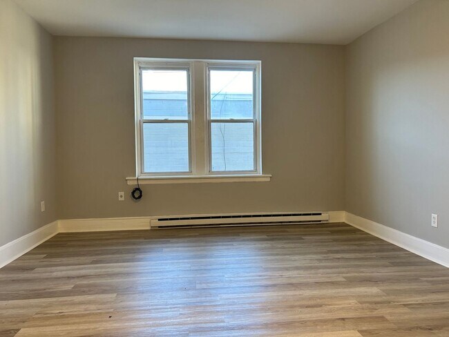 Building Photo - 2 Bedroom/1 Bath Ready for move in!