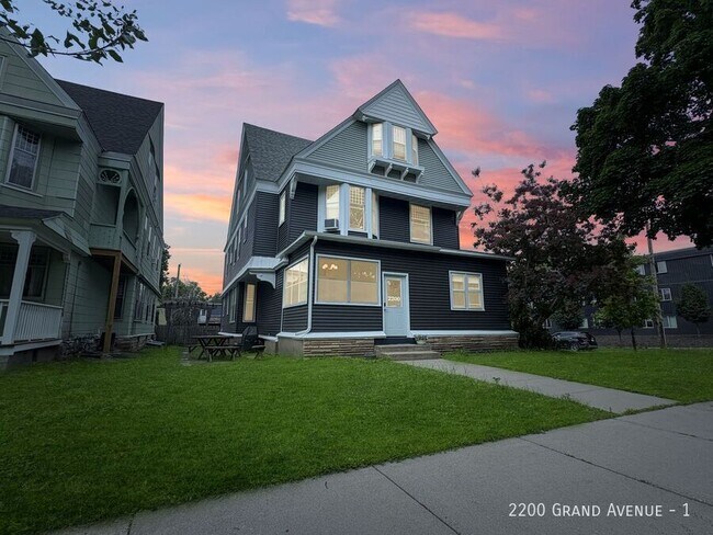 Foto del edificio - 2200 Grand Ave S