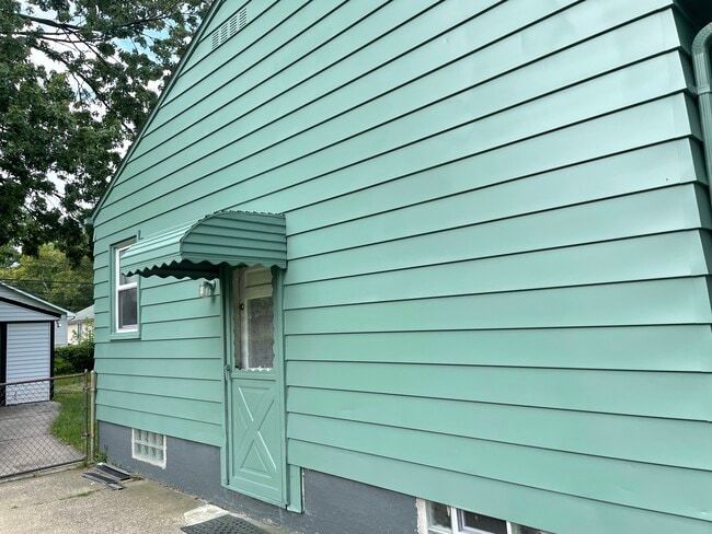 Building Photo - 131 W Evelyn Ave