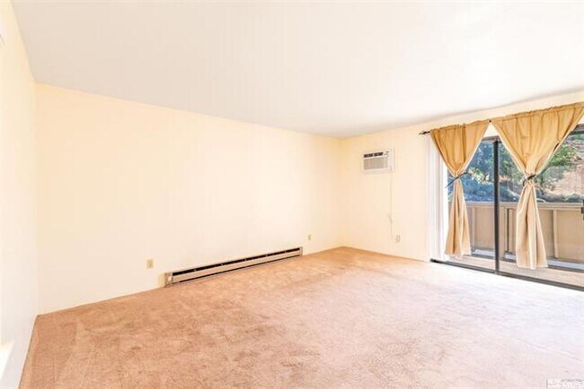 Foto del edificio - Great 1 bedroom condo just off Clear Acre Lane