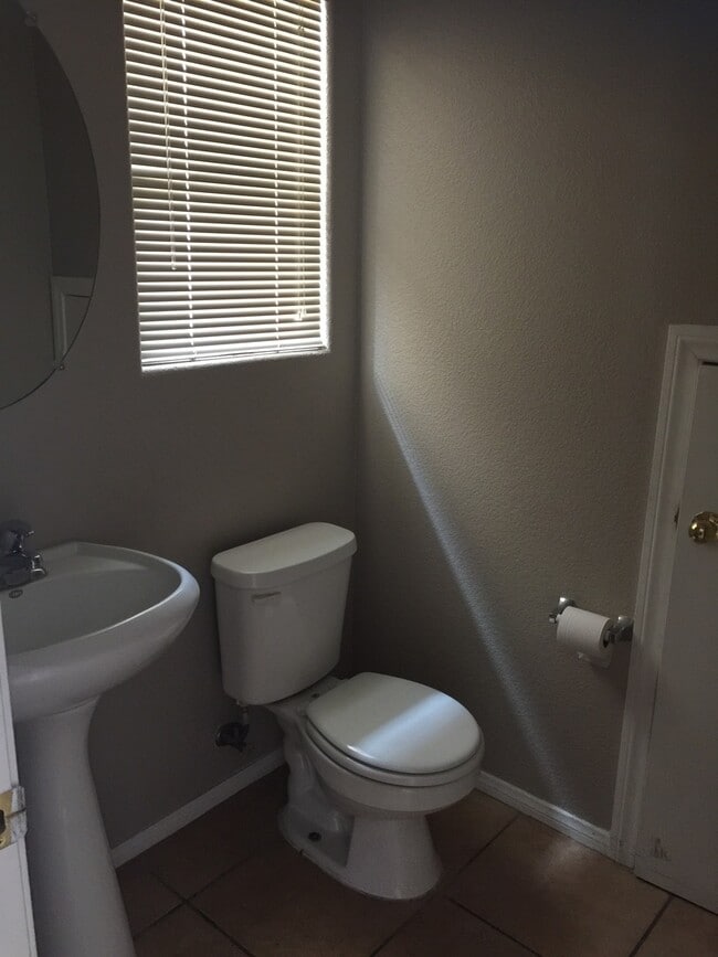 Building Photo - 2 bedroom Home with Brand new carpet