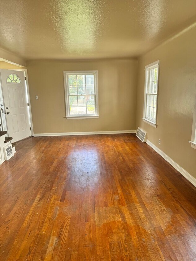 Primary Photo - 3207 Livingston Rd