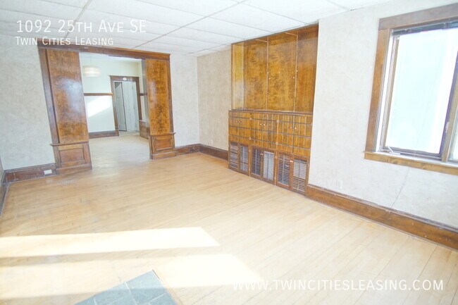 Foto del edificio - 4 Bed 2 Bath, Top level washer/dryer, Larg...