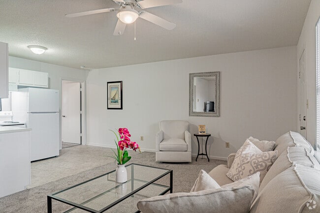 1BR, 1BA - 650SF - Living Room - Wesley South at East Carolina