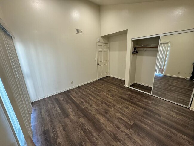 Building Photo - 4 Bedroom Home