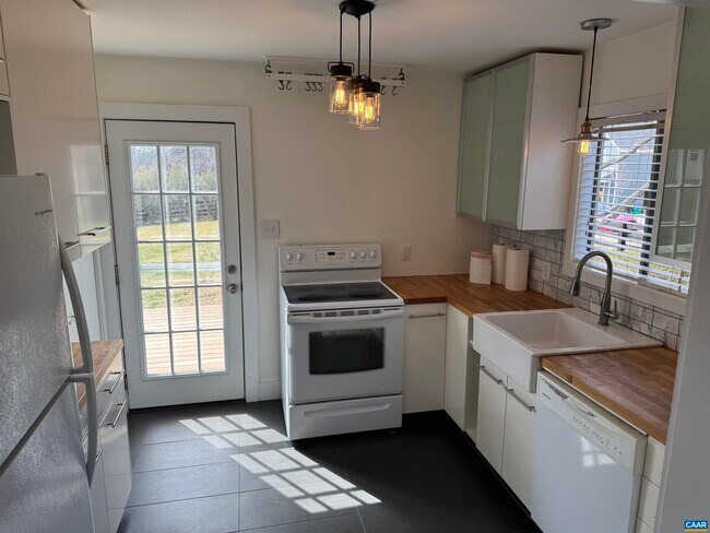 Foto del edificio - 402 Harris Rd