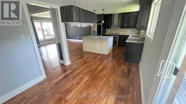 Building Photo - 3082 Lindenlea Dr