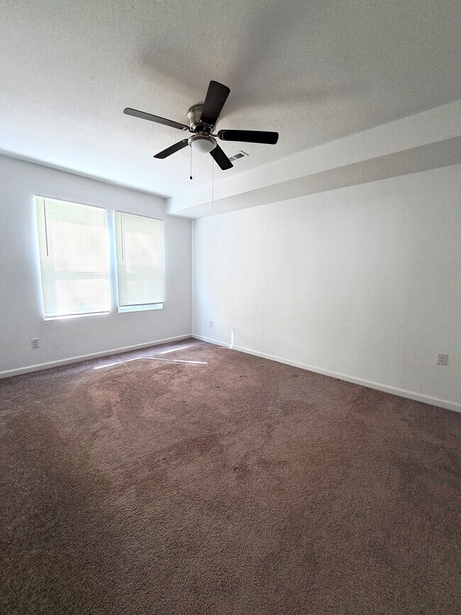 Building Photo - 5829 Parkview Ln